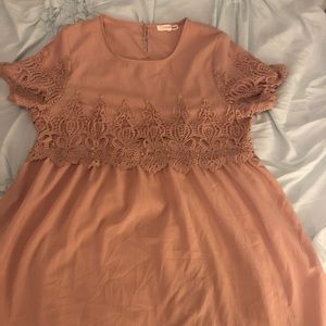 Polyester dress with lace details